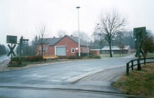 Dezember 1998: Im Vordergrund die Fw. Feuerwehr Wintermoor-Ehrhorn, im Hintergrund das Dorfgemeinschaftshaus
