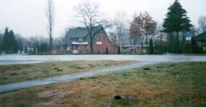 Blick vom Ehrhorner Heuweg über die Lange Straße zum Natursteingarten in Wintermoor (1998)