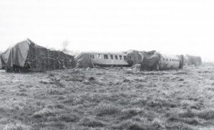 Verkeilte Reisewaggons nach Zugunglück in Wintermoor 1969 - Foto aus Die Heidebahn von Dierk Lawrenz